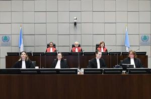 Rechter David Re, voorzittend rechter, rechter Janet Nosworthy en rechter Micheline Braidy tijdens de zitting van het Libanon-Tribunaal in Leidschendam. beeld ANP