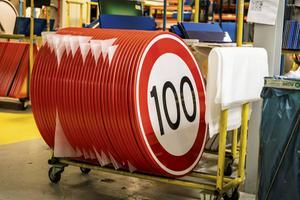 Komende weekwisseling wordt de maximumsnelheid in Nederland verlaagd tot 100 km/u. Althans, overdag. Foto: productie van 100 kilometerborden bij AGMI Traffic BV. beeld ANP, Marcel Krijgsman