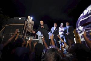 Aanhangers van de Nationaal Democratische Partij (NDP) verwelkomen zaterdag de Surinaamse president Desi Bouterse op luchthaven Johan Adolf Pengel. beeld ANP, Ranu Abhelakh