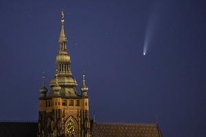 De komeet NEOWISE, met zijn opvallende lichtgevende staart. beeld EPA