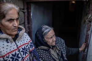Vrouwen verschuilen zich in een kelder tijdens een granaataanval in het Azerbeidzjaanse stadje Terter. beeld AFP, Bulent Kilic