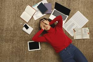 De drempel om schoolwerk uit te stellen is lager geworden. „Vroeger zocht je misschien vaker vrienden op. Nu is de afleiding heel dichtbij: je hoeft je arm maar uit te strekken naar je telefoon.” beeld Istock