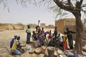 West-Afrikaanse kinderen weten waar hun voedsel vandaan komt en hoe afhankelijk ze zijn van de natuur. Foto: inwoners van Burkina Faso bereiden hun maaltijd. beeld AFP, Issouf Sanogo