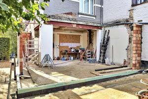 „Door de nieuwe Omgevingswet gaan in verschillende gemeenten verschillende regels gelden voor dezelfde activiteit. Zo kan in twee aaneengrenzende gemeenten een activiteit als ”bouwen” verschillend beoordeeld worden.” beeld iStock