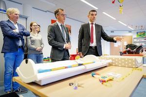 Staatssecretaris Paul Blokhuis van Volksgezondheid sprak donderdag met medewerkers over de vaccinatie van jonge kinderen tijdens een bezoek aan een consultatiebureau. beeld ANP, Robin van Lonkhuijsen