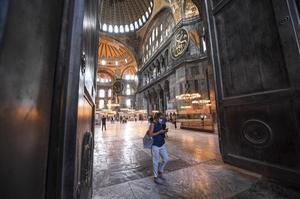 Een vrouw bracht vrijdag een bezoek aan de Hagia Sophia in Istanbul. De Turkse president Erdogan ondertekende vrijdag een decreet waardoor de voormalige kerk –nu een museum– een moskee wordt. beeld AFP, Ozan Kose