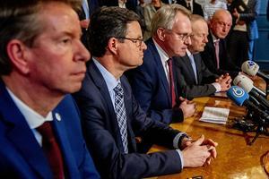 Strakke gezichten bij Zeeuwse bestuurders vrijdagmiddag. De Zeeuwen zijn boos dat de marinierskazerne toch niet naar Vlissingen komt. beeld ANP, Robin Utrecht