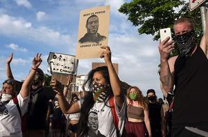 Protest om de moord op George Floyd, woensdag in Minneapolis. beeld AFP, Stephen Maturen