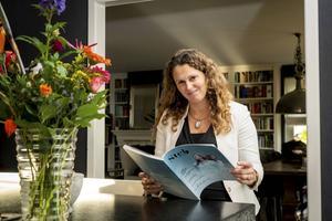 Marja Verhoeve met het eerste nummer van het christelijke blad Stel: „In orthodox-christelijke kring heerst nogal eens de gedachte: Dit ligt gevoelig, dus daar hebben we het niet over.” beeld Cees van der Wal