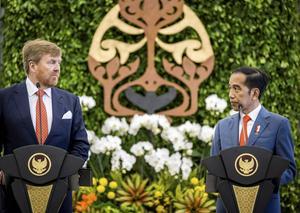 Koning Willem-Alexander en president Joko Widodo op paleis Bogor, waar vorige week dinsdag het staatsbezoek van het koninklijk paar begon. De reis stond in het teken van het koloniale verleden, mede door de excuses die Willem-Alexander op de eerste dag van het bezoek aanbood voor de geweldsontsporingen van Nederlandse zijde rond de onafhankelijkheidsstrijd van Indonesië. beeld ANP, Frank van Beek