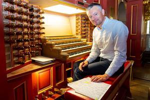 Hayo Boerema aan de klavieren van het hoofdorgel in de Laurenskerk in Rotterdam. beeld Cees van der Wal