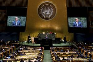 „De Verenigde Naties volgden de Volkenbond op. Ook hier was veel scepsis op z’n plaats. Maar in een wereld waarin de onderlinge afhankelijkheid toeneemt, is het goed om overlegorganen te hebben.” Foto: Koning Willem-Alexander spreekt in september 2019 in New York de VN toe. beeld AFP, Johannes Eisele