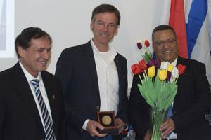 V.l.n.r. Benjamin Philip, Johan van der Ham, en burgemeester Moshe Lion. beeld Alfred Muller