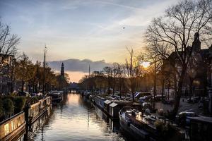 Prinsengracht met links aan het einde het silhouet van de Westerkerk en rechts vooraan de Noorderkerk. beeld RD, Henk Visscher