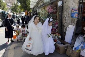 „Het Centrum van Christenen voor Israël erkent dat, net als elk ander land, ook Israël niet boven alle kritiek verheven mag zijn. Toch ligt geen land ter wereld zo onder vuur als dit land.” Foto: Joodse kinderen in de Jeruzalemse wijk Mea Shearim vieren Poerim. beeld AFP, Menahem Kahana