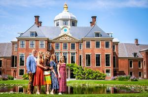 De koninklijke familie voor Paleis Huis ten Bosch tijdens de jaarlijkse fotosessie daar. beeld ANP