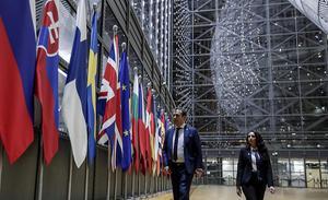 Vlaggen van de Europese landen in het gebouw van de Europese Raad te Brussel. beeld AFP, Oliver Hoslet