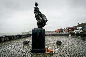 Bloemen bij het Urker vissersmonument aan de rand van het IJsselmeer. beeld ANP