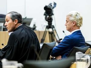 Advocaat Geert-Jan Knoops en PVV-leider Geert Wilders in het gerechtshof, waar het hof uitspraak doet in het minder-Marokkanen-proces. Wilders werd in 2016 schuldig verklaard aan groepsbelediging en het aanzetten tot discriminatie en ging in hoger beroep. ANP REMKO DE WAAL