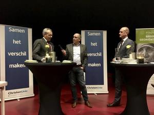 Hoogleraar Van ’t Slot (links) en CU-fractieleider Segers (rechts) gingen maandag in gesprek over Bonhoeffer en christelijke politiek. beeld RD