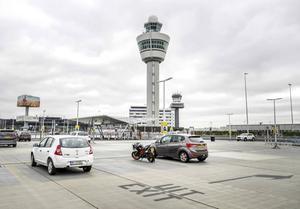 Een bijna leeg parkeerterrein op Schiphol. Op luchthaven Schiphol is het rustiger dan normaal. Meerdere luchtvaartmaatschappijen schrapten vluchten in verband met het coronavirus Covid-19. beeld ANP, Remko de Waal