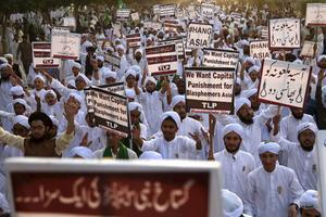 Pakistaanse betogers eisen de dood van de Asia Bibi, eind 2018. Christenen in het land hebben veel te lijden van radicale moslims. beeld EPA, Shahzaib Akber