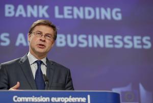 Valdis Dombrovsk​is, vicevoorzitter van de Europese Commissie, verwacht dat alle EU-landen in 2020 in een recessie belanden. beeld EPA, Stephanie Lecocq
