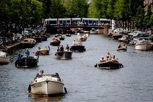 Bootjes op een gracht in het centrum van Amsterdam. beeld ANP, Robin van Lonkhuijsen