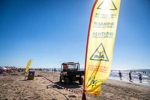 Zwemmers worden gewaarschuwd op het strand bij Zandvoort. beeld ANP