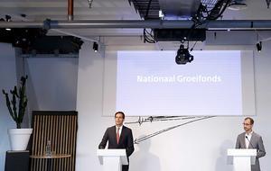 Ministers Wopke Hoekstra (L, Financien) en Eric Wiebes (Economische Zaken) presenteren een investeringsfonds waarmee het kabinet onder meer geld in vergroening, infrastructuur en onderzoek willen steken. Dat Nationaal Groeifonds met een grootte van 20 miljard euro werd vorig jaar op Prinsjesdag al aangekondigd, maar werd op de lange baan geschoven door de coronacrisis. beedl ANP