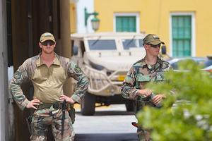 Op Curaçao liepen demonstraties uit de hand. Foto: Nederlandse militairen bij regeringsgebouw Fort Amsterdam. beeld ANP