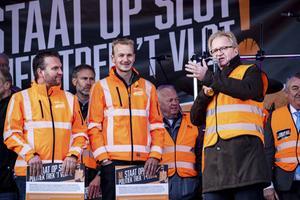 Initiatiefnemers voor het bouwersprotest Arnold Tuytel (l.) en Klaas Kooiker (m.) tijdens het bouwersprotest op 30 oktober, naast Hans de Boer, voorzitter van werkgeversorganisatie VNO-NCW. beeld Hollandse Hoogte