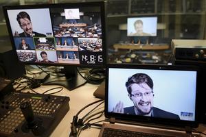 Via videoverbinding geeft Edward Snowden regelmatig vanuit Moskou lezingen elders op de wereld. Foto: bijdrage aan bijeenkomst van de Raad van Europa in Straatsburg.  beeld AFP, Frederick Florin