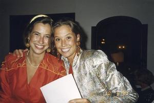 Marilène met haar zus Caroline in 1995 tijdens de viering van de vijftigste verjaardag van hun moeder. beeld ANP, Hans van den Broek