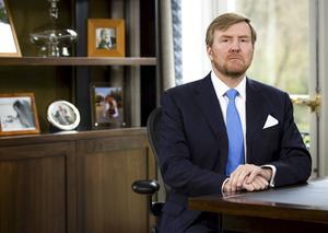 De koning spreekt het volk toe. Beeld ANP