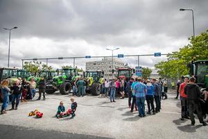 Een groep Noord-Hollandse boeren blokkeert met 30 tot 35 landbouwvoertuigen de toegangspoort van het distributiecentrum van Albert Heijn. beeld ANP