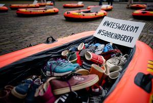 Een actie deze week met roeibootjes en kinderschoenen op het Plein voor het opnemen van vluchtelingenkinderen uit Griekse kampen in Nederland. beeld ANP