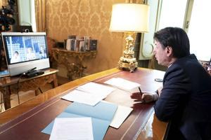 De Italiaanse premier Giueseppe Conte overlegt via een videoverbinding met Brussel. beeld EPA, Filippo Attili
