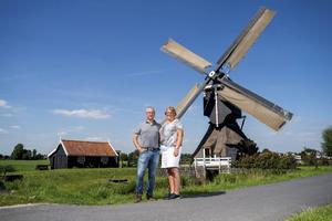 Marcel en Marjan Korevaar verruilden een vakantie in Italië voor een verblijf in een molen. Ooit hopen ze permanent een molen te gaan bewonen. beeld Cees van der Wal