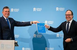 Emile Roemer, de voorzitter van het Aanjaagteam, biedt zijn rapport met aanbevelingen over arbeidsmigranten aan bij minister Koolmees van Sociale Zaken en Werkgelegenheid. beeld ANP BART MAAT