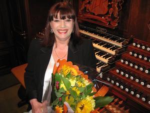 Jane Parker-Smith aan de klavieren van het Van den Heuvelorgel in de Nieuwe Kerk in Katwijk aan Zee. beeld Pieter Baak