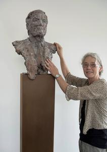 Kunstenares Maria Stams boetseerde voor de gemeente Overbetuwe een beeld van de koning met baard. beeld Ellen Koelewijn