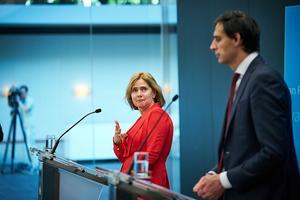Minister Hoekstra van Financien en Minister Cora van Nieuwenhuizen van Infrastructuur en Waterstaat geven vrijdag een toelichting over het financiele steunpakket aan KLM. beeld ANP, Phil Nijhuis