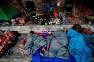 Een gezin slaapt op straat op het Griekse eiland Lesbos. beeld AFP