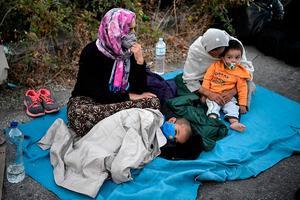 Vluchtelingen zijn hun onderkomen kwijtgeraakt na de verwoestende brand in het kamp Moria op het Griekse eiland Lesbos. beeld AFP