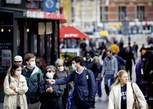 Hoe meer mensen een mondkapje dragen, hoe meer navolging dat krijgt: het mondkapje wordt de sociale norm. beeld ANP, Koen van Weel