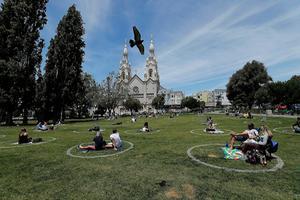 Mensen in onder meer San Francisco (Californië) kunnen zondag weer naar de kerk. beeld EPA, John G. Mabanglo
