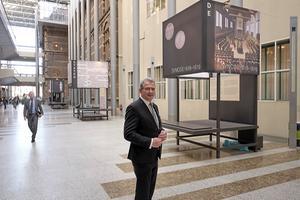Bisschop bij de tentoonstelling. beeld Sjaak Verboom