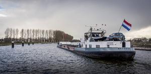 In de binnenvaart willen ondernemers graag de overstap maken naar schone brandstoffen zoals waterstof, mits haalbaar en nóg belangrijker: betaalbaar. beeld ANP, Lex Lieshout