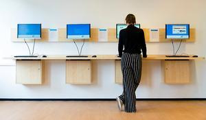 Een werkzoekende achter de computer bij het Werkplein van het UWV. beeld ANP